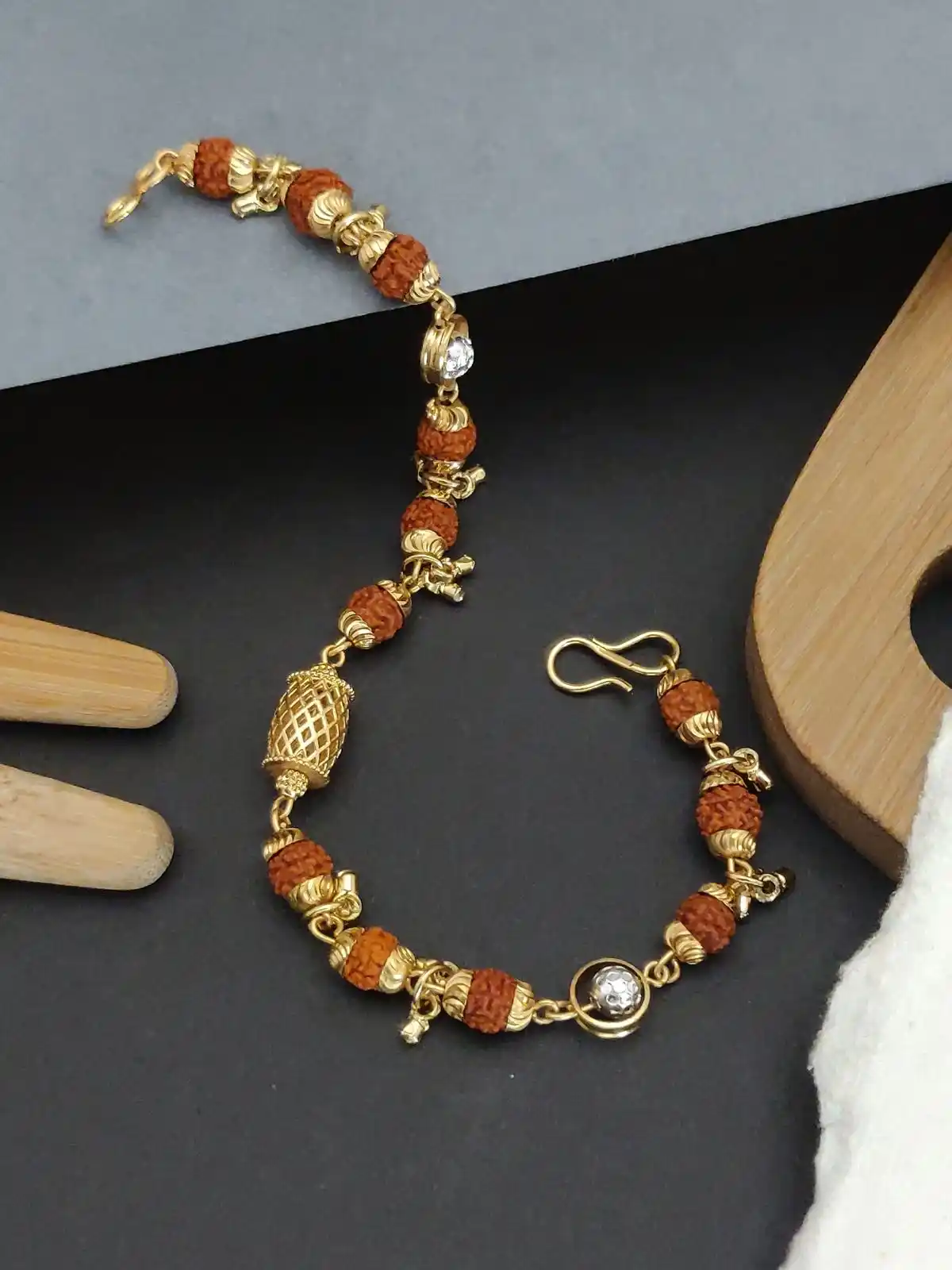 Refined Ruthratcham Gold Bracelet – Sugabogam